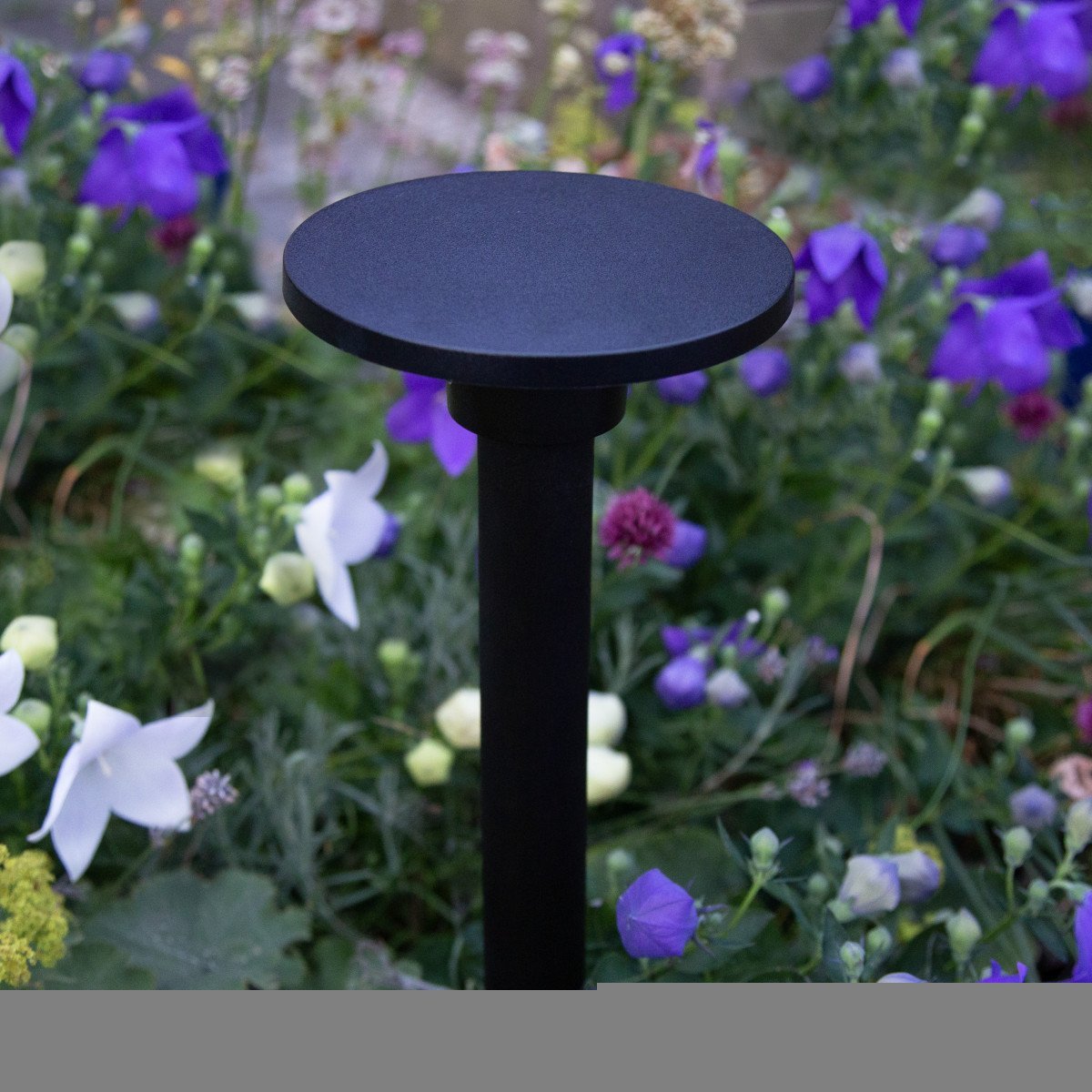 lampadaire extérieur navette led spike plastique noir avec poteau rond et abat-jour rond